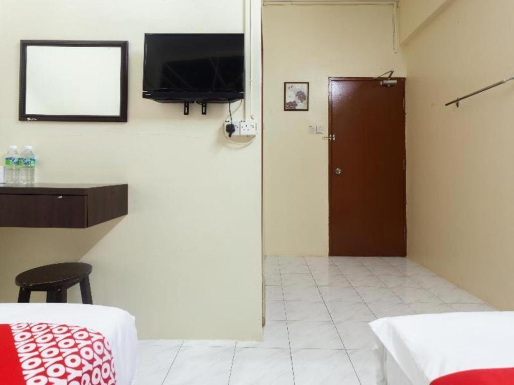 Oyo 796 Jr Hotel Sitiawan Exterior photo