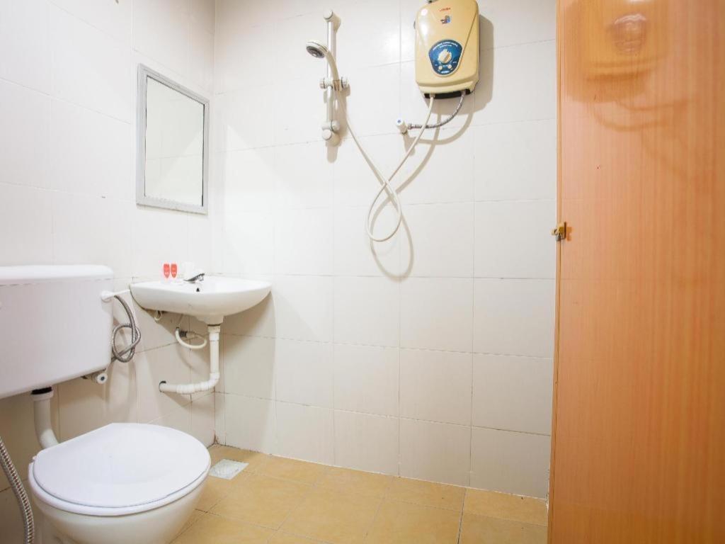 Oyo 796 Jr Hotel Sitiawan Exterior photo